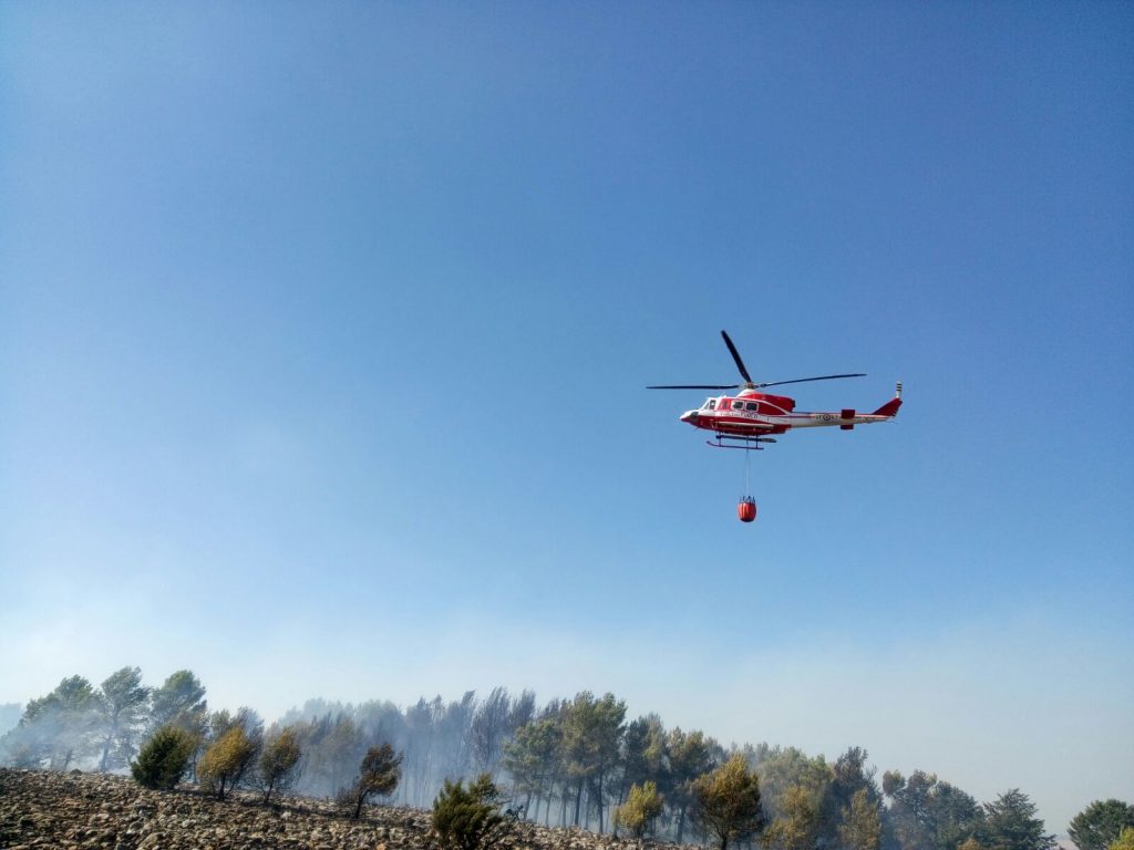 Bosco di Melodia in fiamme, operazioni rese difficili dal forte vento