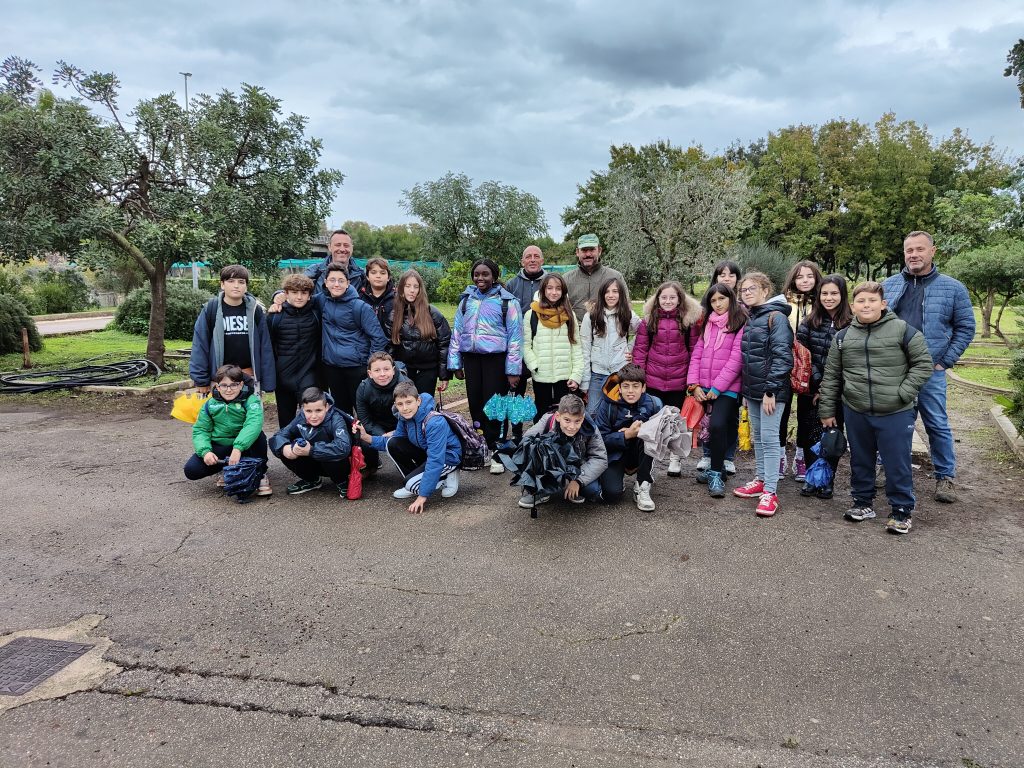 Ragazzi e ragazze in visita didattica al vivaio Leggiadrezze di Taranto